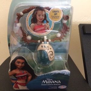 Moana's magical seashell necklace